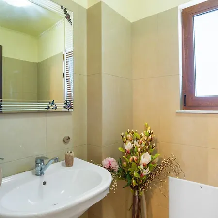 Roula 3br Seaview In Chania *